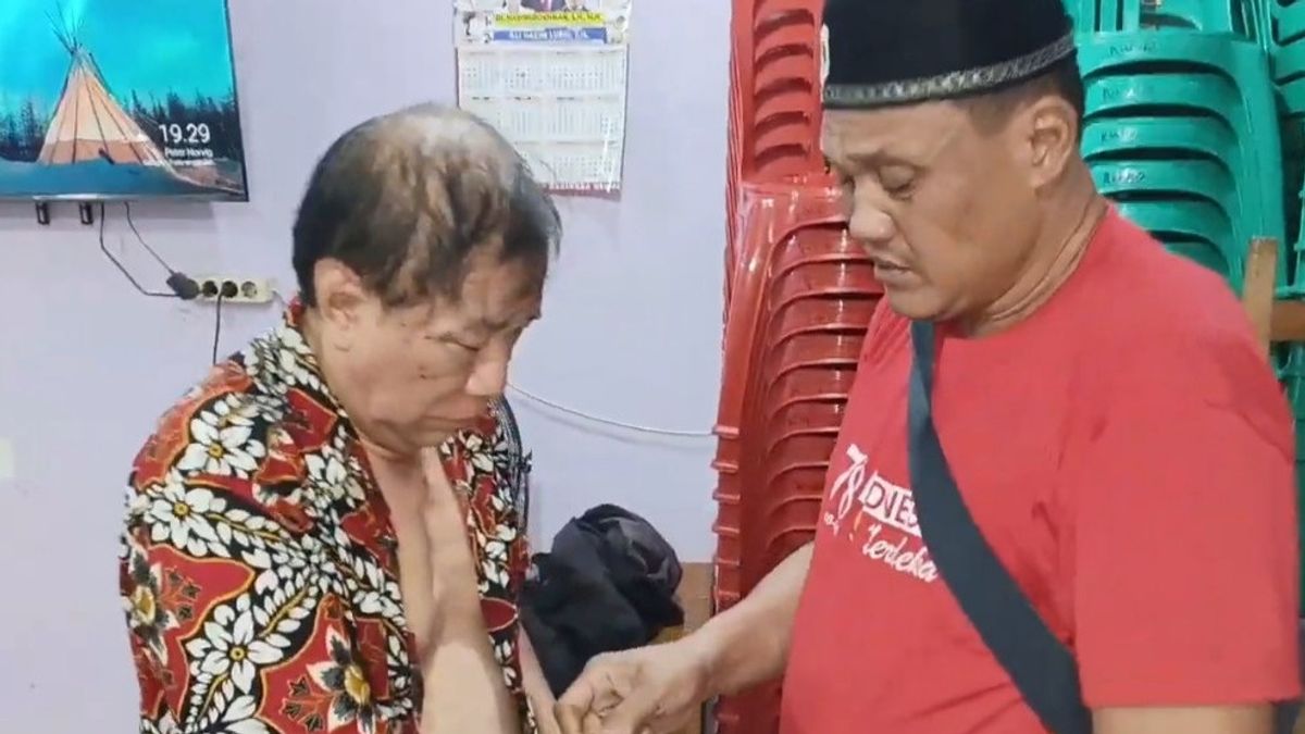 Elderly In Batik Clothes Almost Killed By Mobs After Stealing A Cellphone Belonging To A Warteg Servant