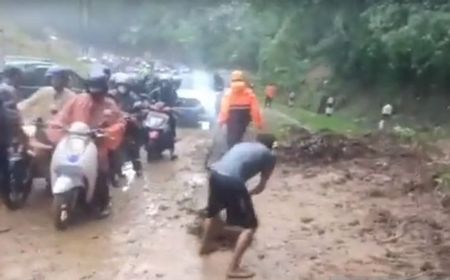 Jalan Ciater Jalur Utama Bandung-Subang Longsor