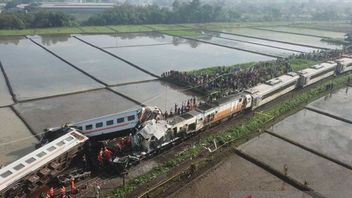 Joint Team Uses Cranes To Evacuate Fourth Death Toll From Bandung Raya Local Train Collision Vs Turangga Train