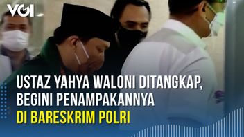 VIDEO: Penampakan Ustaz Yahya Waloni Keluar dari Mobil Penyidik di Bareskrim Polri usai Ditangkap
