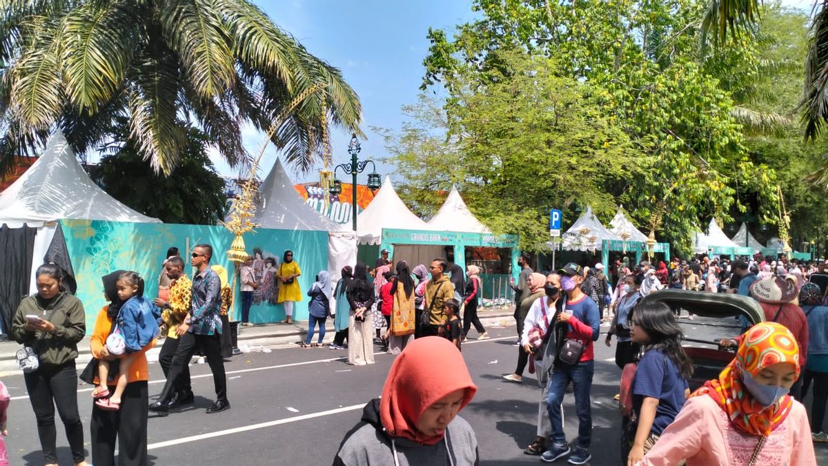 توزيع الآلاف من حصص الطعام المجانية على السكان الذين حضروا حدث Jokowi Ngunduh Mantu