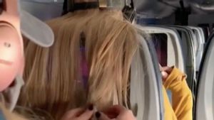 Viral Rambut Wanita Ditempeli Permen Karet oleh Penumpang Lain karena Halangi TV di Pesawat