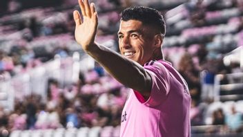 Suarez Dapat Larangan Bermain Satu Laga karena Menendang Pemain Nashville