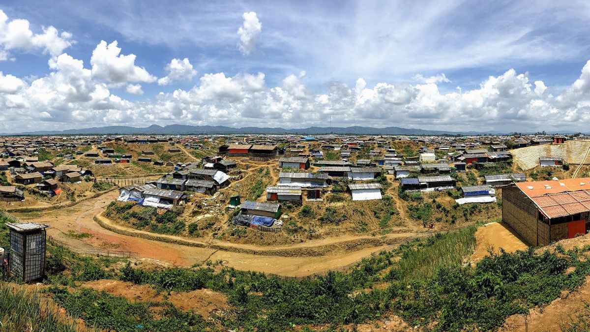 Bangladeshi Authorities Start COVID-19 Vaccination For Tens Of Thousands Of Rohingya Muslim Refugees In Cox's Bazar