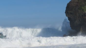 ارتفاع حالة التأهب في البحر الجنوبي موجة سوكابومي تصل إلى 6 أمتار