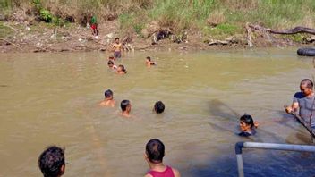 チレボンの2人の子供たちが川で遊んでいる間に溺死