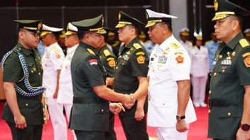 Le chef de Serjaab du nouveau rang officiel du TNI, le commandant Agus a demandé une percée