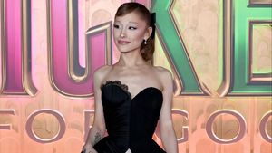 Ariana Grande Kena COVID di Masa Promosi <i>Wicked: For Good</i>