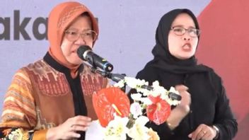 The Tears Of Social Minister Risma Spilled The Memories Of The Family Living Under The Bridge When Inaugurating The Flats