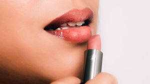 7 Cara Mudah Memakai Lipstik Ombre Supaya Hasilnya Tidak Belepotan, Wanita Harus Tahu!