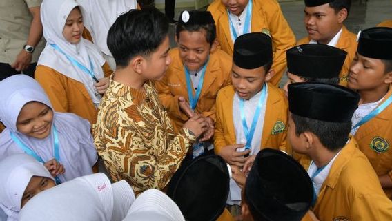 Ahead Of National Santri Day, Gibran Welcomes 240 Santri At The Vice Presidential Palace