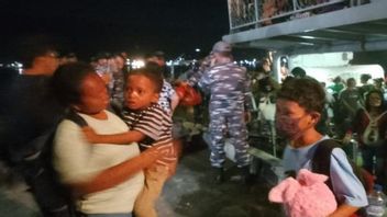 住民の避難波III:327ルアン山噴火からの難民がビトゥンに到着