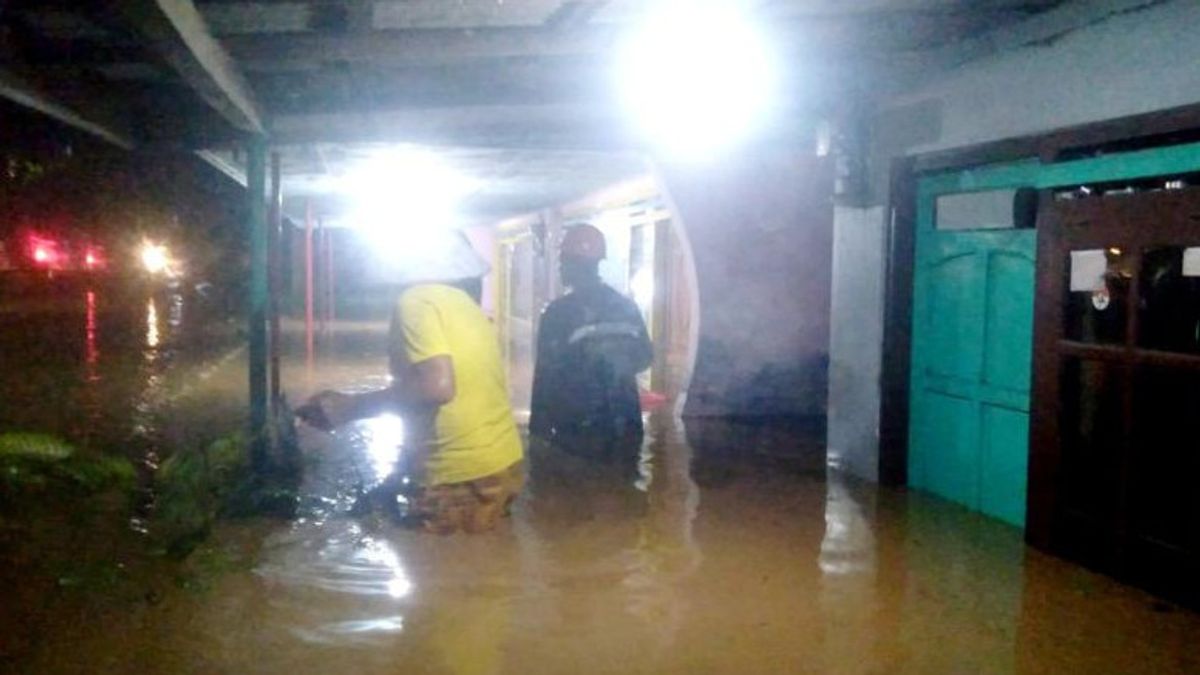 Hundreds Of Residents' Houses In Situbondo Flooded With River Water