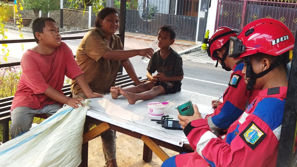 Les pieds d’un garçon de 7 ans piégé dans le banc de fer lors d’un déchiré dans le parc résidentiel de Billy Moon Pondok Kelapa