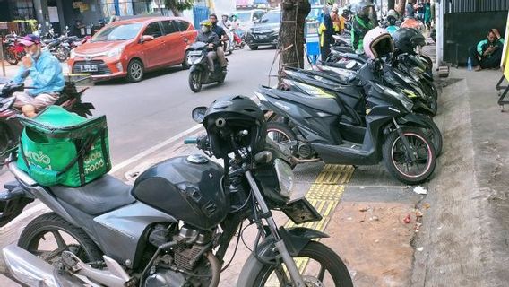 Ojol Parking Moto Récalcitrant Sur Le Trottoir Sur Jalan Tanjung Duren Raya Sera Joué Par Sudinhub Jakbar