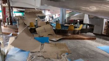 The Ceiling Of The Transmart Building In Pangkalpinang Suddenly Collapsed, There Were No Casualties