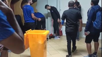 فريدة من نوعها ومثالية، Arema FC ينظف غرفة خلع الملابس قبل مغادرة الملعب