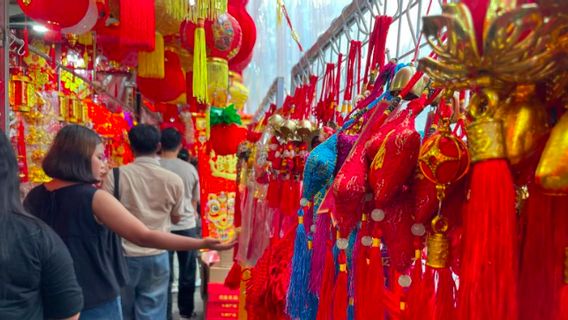 Glodok is crowded ahead of Chinese New Year 2026, traders of trinkets flooded with buyers
