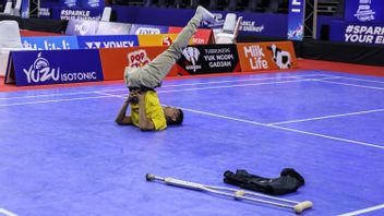 5 Foto Aksi Keren Breakdance Berkaki Satu, Arif Setyo Semarakkan Final Para Badminton International 2022
