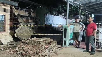 Tembok Pembatas Gedung Sekolah dan Permukiman Warga di Duren Sawit Roboh, Diduga Akibat Proyek Galian Saluran Air