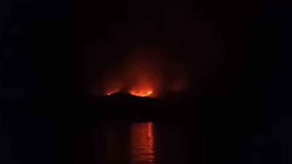 リンカ島、コモド国立公園、西マンガライで火災が発生