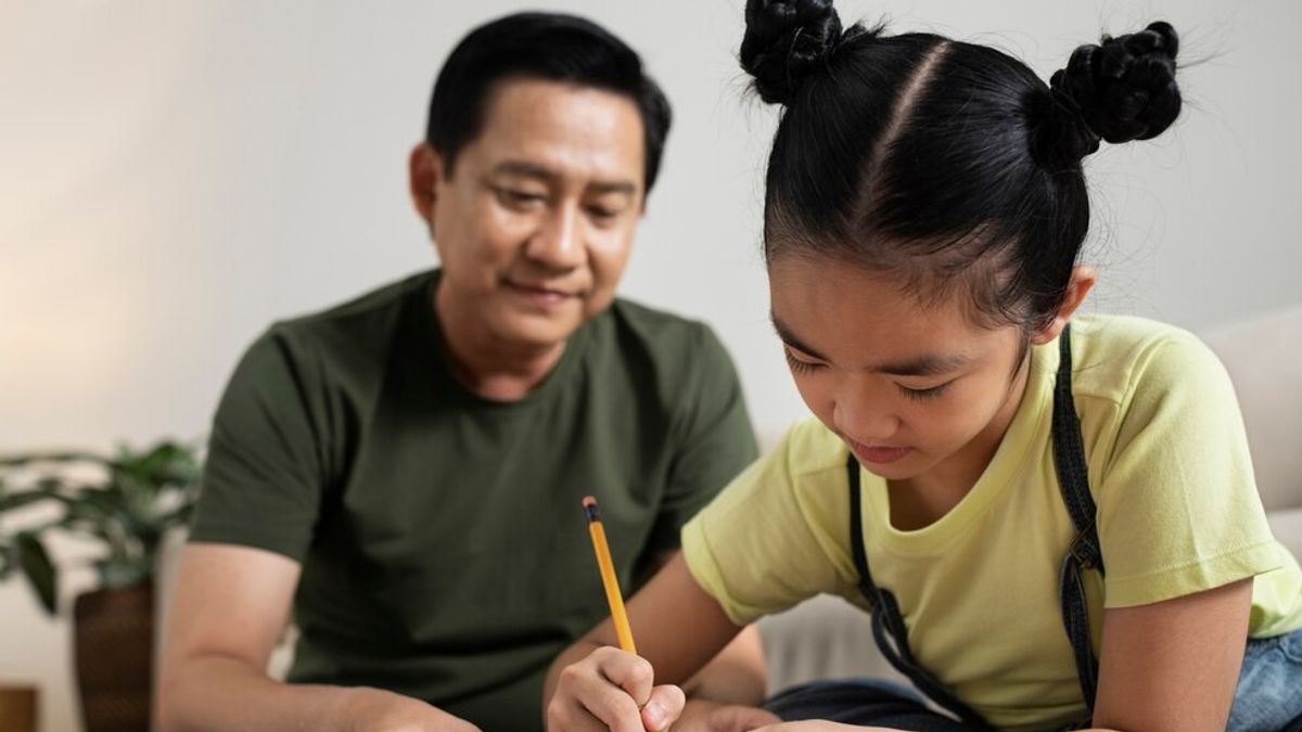 5 Cara Menjadi Orang Tua yang Suportif dan Mendukung Minat Anak