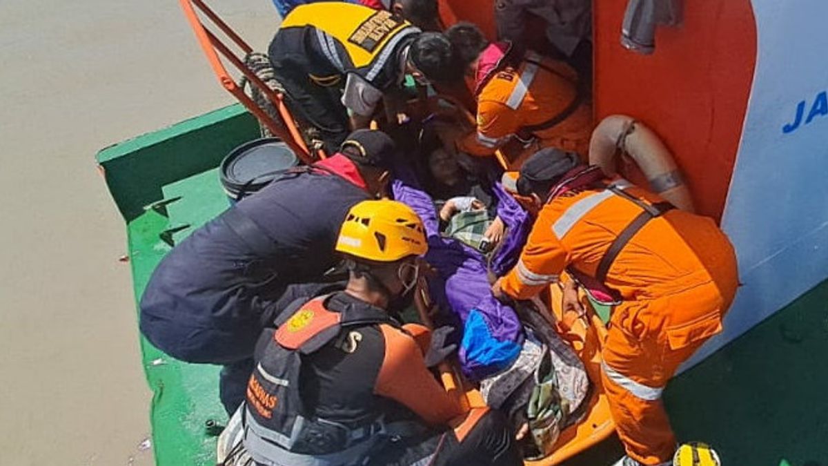 大きな波に見舞われた、合同SARチームの乗客避難クリティカルヘルスシップ