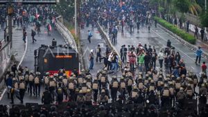 Massa Mengamuk Rusak Fasilitas Publik, Halte Transjakarta  Senen Dibakar