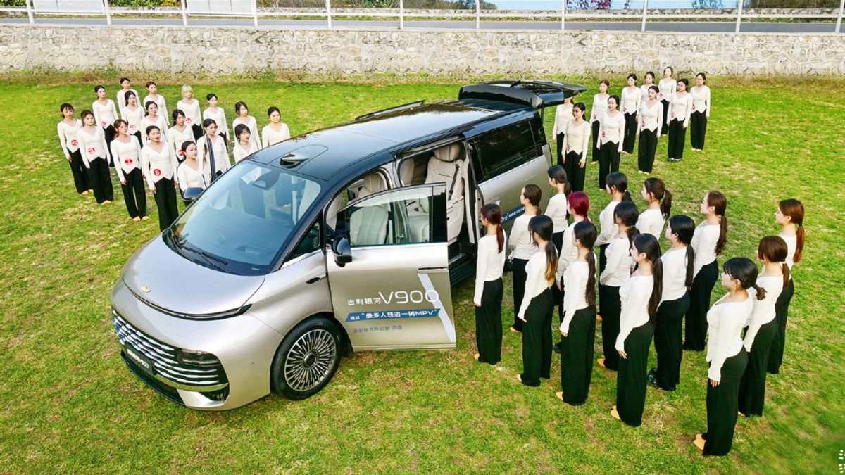 Minivan Geely Galaxy V900 Breaks World Record Can Hold 42 People