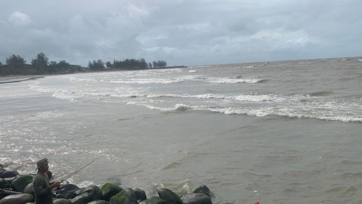 降雨, 寒冷的风和高浪, BPBD 明古鲁邀请居民避开长海滩地区