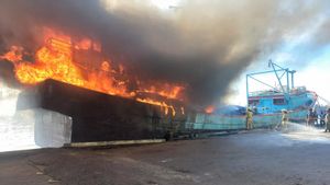 Dua Kapal Nelayan di Dermaga Timur Penjaringan Jakut Terbakar