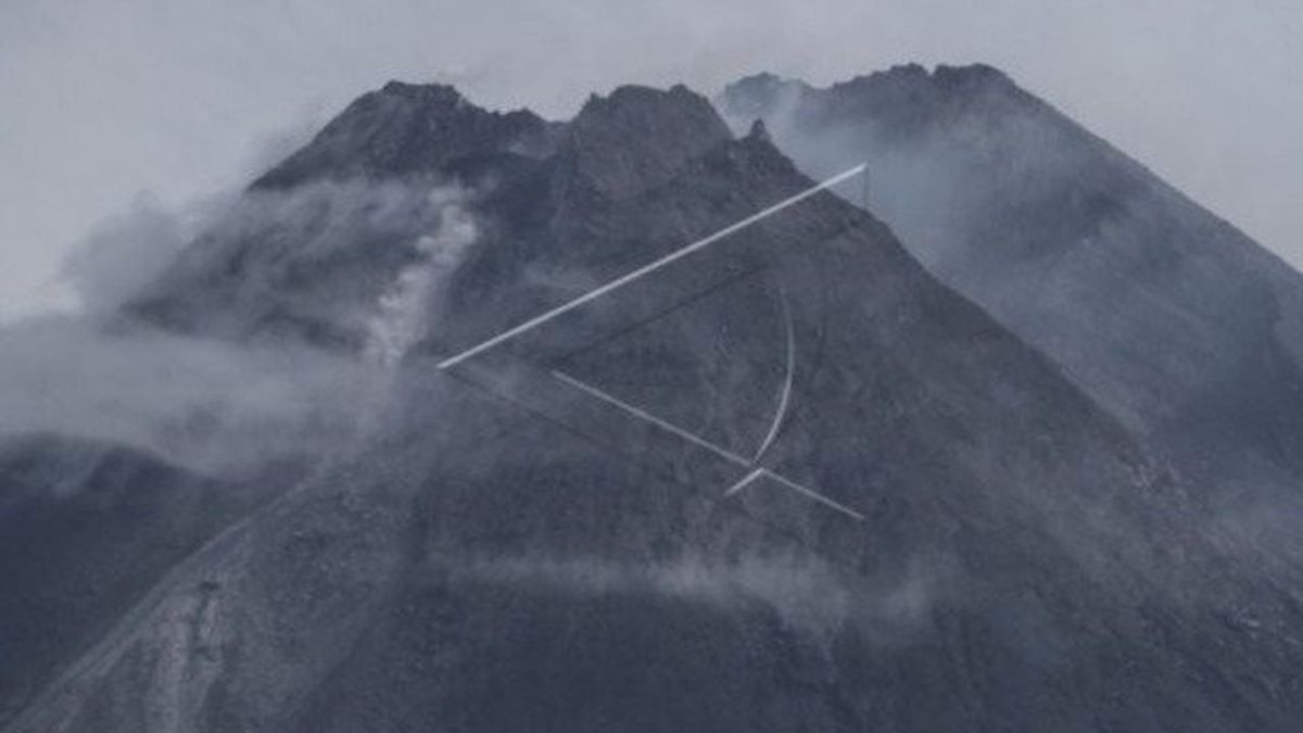 Le Mont Merapi Libère Des Nuages Chauds D’automne Avec Une Distance De Lancement De 1000 Mètres