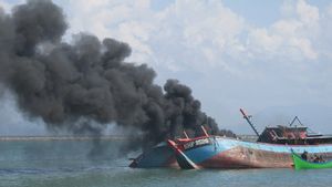 2 Kapal Ikan Asing Berbendara Malaysia Dibakar di Lautan