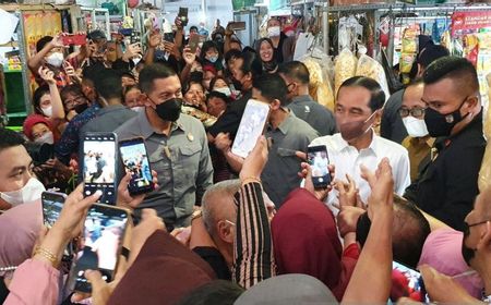 Sambut Jokowi di Pasar Peterongan Semarang, Warga Naik Meja Pedagang agar Tak Terhalang Lihat Presiden