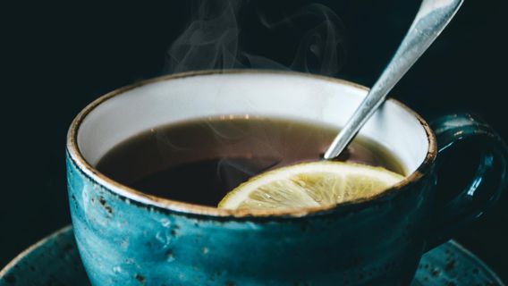 Rahasia Awet Muda: Paduan Teh Hitam dan Buah Terbukti Cegah Penuaan Dini