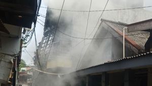 Akibat Korsleting Kabel Tiang Listrik, 3 Rumah Warga di Klender Hangus Terbakar