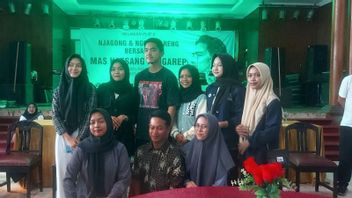 عصابة النجاسة تحمل علم PDIP Ngegas Saat Kaesang Silaturahmi مع المتطوعين في باتي