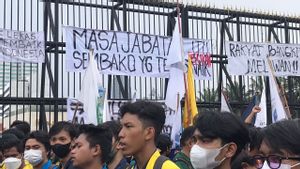 Demo 11 April, Ratusan Mahasiswa Padati Gerbang DPR Meski Turun Rintik Hujan Sambil Bawa Poster 'OnlyFans Cepat, Mafia Minyak Lama'