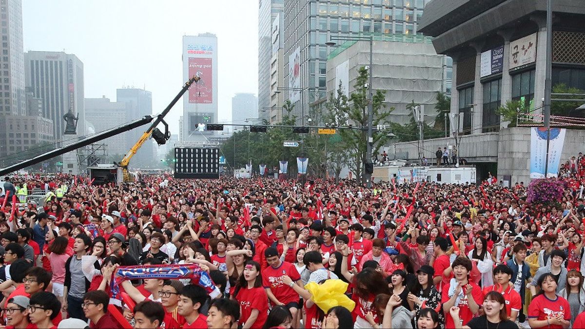 为了防止梨泰院万圣节悲剧重演，600名警察在首尔市中心保护了2022年世界杯韩国对乌拉圭的狂欢观看活动