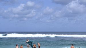 Viral Turis Tergulung Ombak Penuh Sampah Saat Surfing di Pantai Batu Bolong Bali