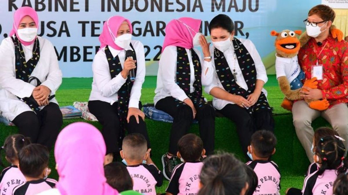 Main Bareng Siswa Siswi TK di Manggarai Barat, Iriana Jokowi Berdendang Lagu Pelangi-Pelangi