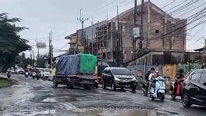    Pemkab Bekasi Prioritaskan Perbaikan Jalan Pastikan Kenyamanan Pemudik