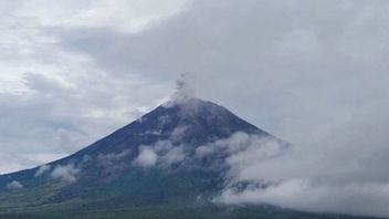 スメル山が再び噴火、火山灰の柱は山頂から1キロメートル上空に到達