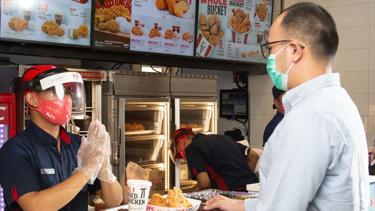 KFC اندونيسيا، الشركة التي يملكها ريكاردو جيلايل، ويقول بكري لديه ديون من 100 مليار IDR ودفعت للتو IDR 25 مليار