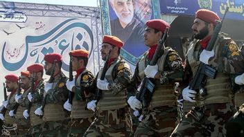 Showing Off The Weapons In The Iranian-Iraq War Commemoration Parade, President Raisi: Our Troops Guarantee The Security Of The Persian Region And Gulf