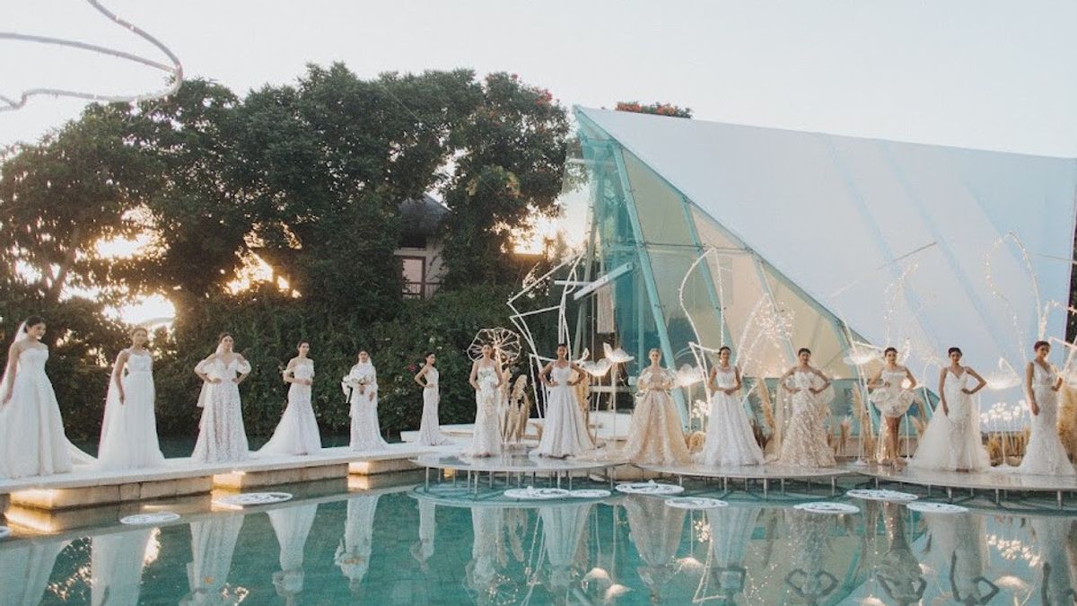 Keanggunan Wedding Dress Saat Matahari Terbenam dalam Le Jardin Poétique di Bali 