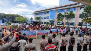 Massa Geruduk Kantor Gubernur Papua Barat  Tuntut 4 Distrik di Tambarauw Gabung Lagi ke Manokwari