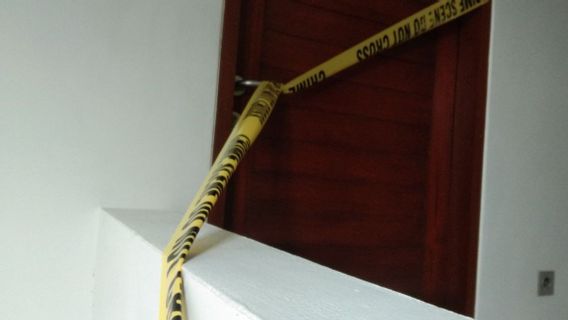 Dwi Farica Lestari القاتل في دنباسار منزل داخلي اعتقل ، وكان الجاني يرتدي في الواقع سترة حمراء وخوذة السائق على الانترنت