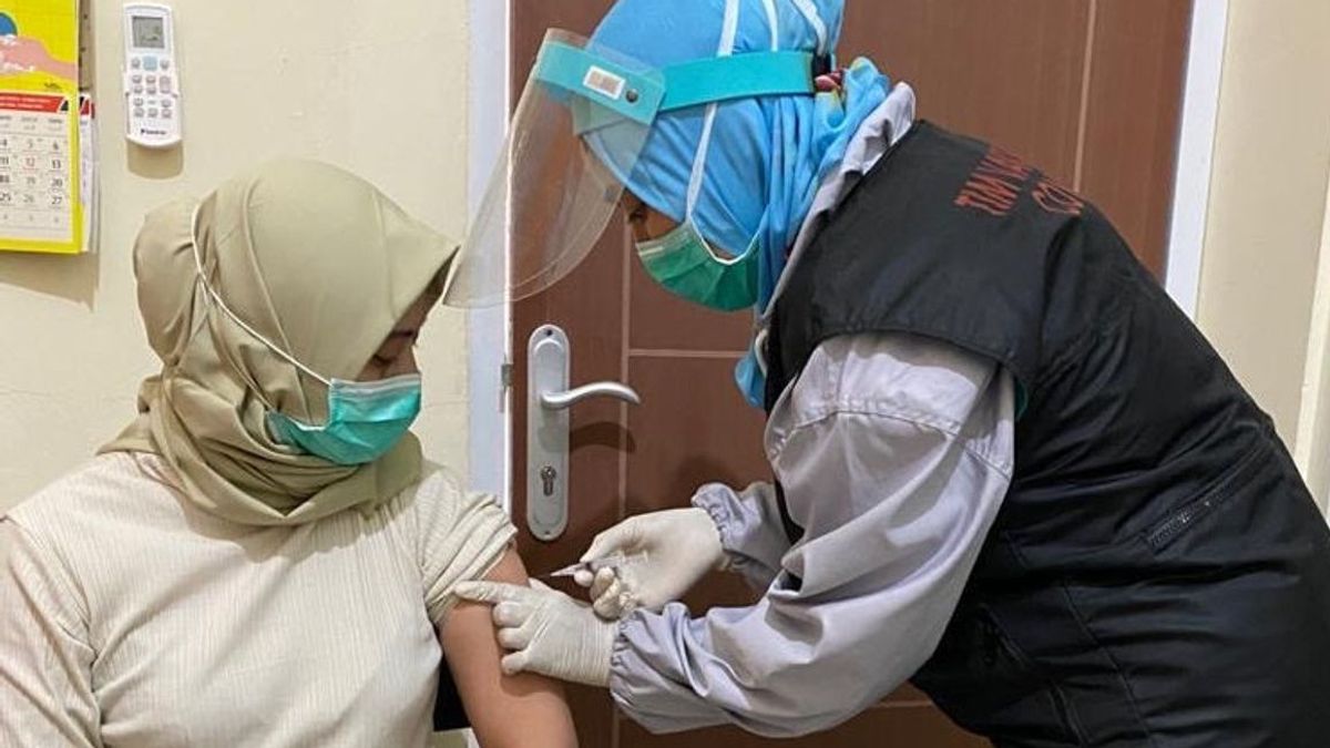 Les Net-citoyens Interrogent Le Selebgram D’Helena Lim Pour Vacciner Covid-19 Au Centre De Santé De Kebon Jeruk
