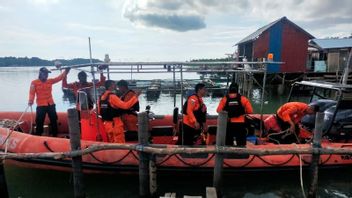 失踪的垂钓者从巴淡岛旅游水域的木船上坠落